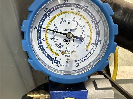 空调漏氟压力低，导致制热制冷效率低甚至停机