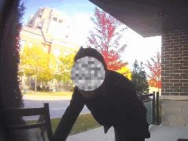 惊险一幕：亚裔男子白天潜入华人家庭作案，全过程尽在监控