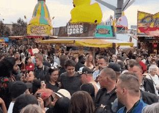 特鲁多亲子同乐 CNE嘉年华惊喜现身，现场卖甜甜圈