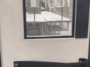 顾客目击Costco员工清洁后厨全过程，惊艳操作引发全网热议