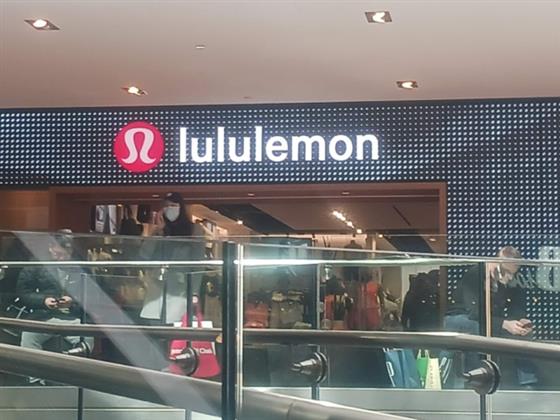 时尚巨头Lululemon陷入困境：紧身裤的魅力不再