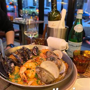 蒙特利尔市中心的西班牙海鲜饭Restaurant Ibérica