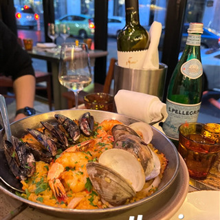 蒙特利尔市中心的西班牙海鲜饭Restaurant Ibérica