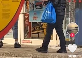 Tim Hortons店员惊人举动惹怒网友，甜甜圈事件引发热议