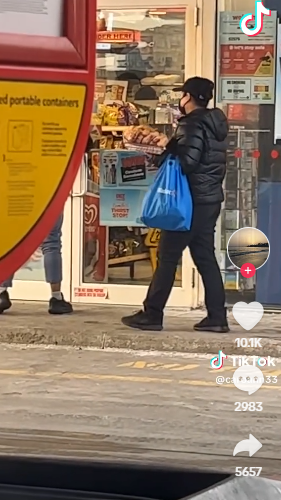 Tim Hortons店员惊人举动惹怒网友，甜甜圈事件引发热议