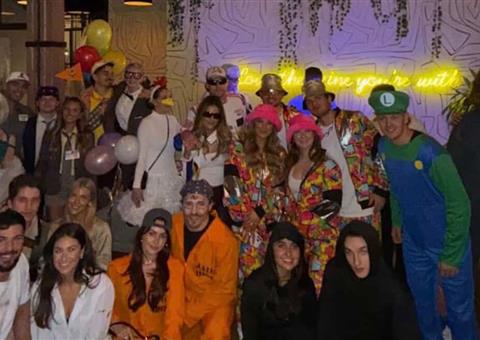 加拿队员欢庆万圣节派对，奇葩装扮趣味十足