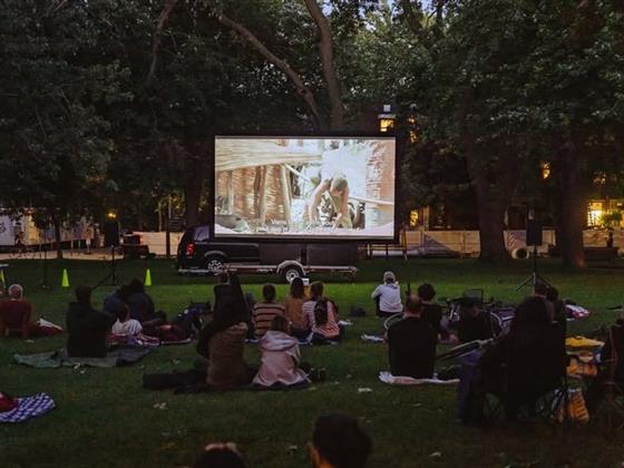 蒙特利尔夏季“星空下的电影”回归：40部纪录片免费露天放映（6月25日—8月30日