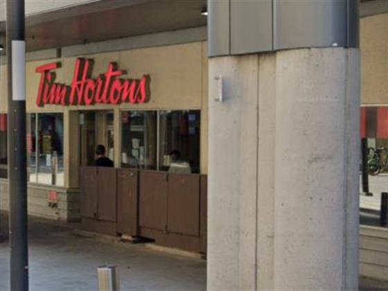 惊呆了！Tim Hortons员工竟要求顾客交出口水和头发