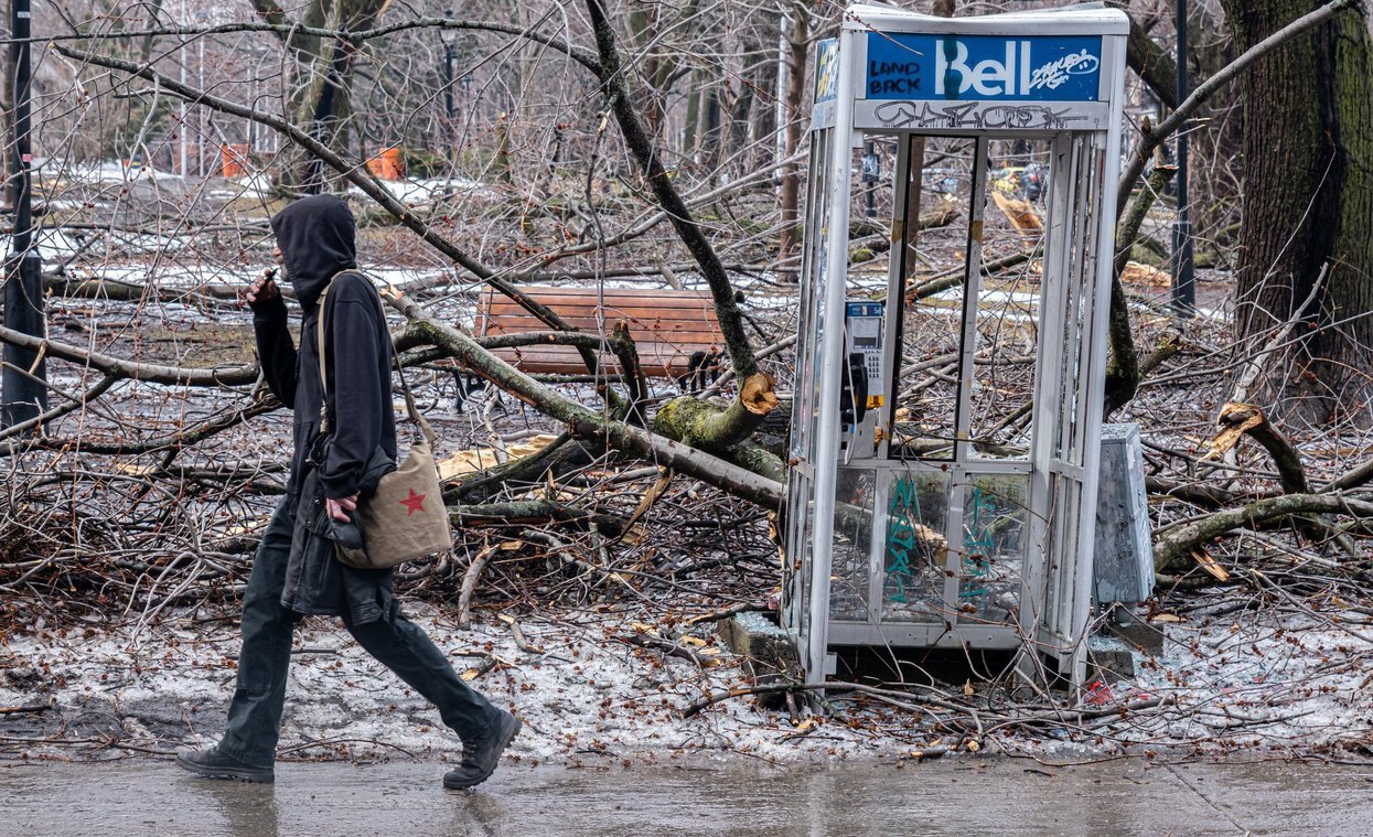 魁北克逾20万户家庭在昨日冰暴后仍然停电